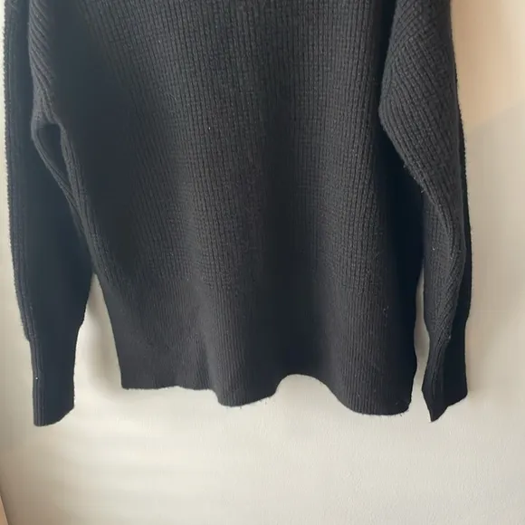 Everlane Cashmere Waffle Knit Black Crewneck Sweater