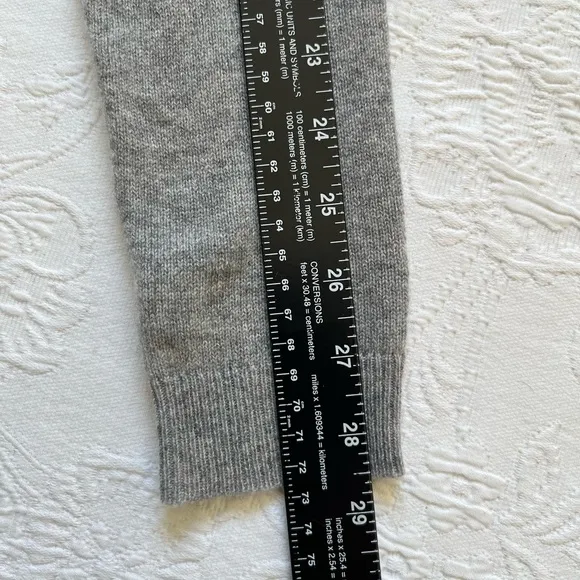 Label   Thread Gray 100% Cashmere V-Neck Sweater Size S