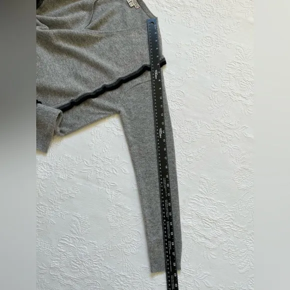 Label   Thread Gray 100% Cashmere V-Neck Sweater Size S