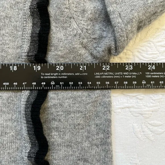 Label   Thread Gray 100% Cashmere V-Neck Sweater Size S