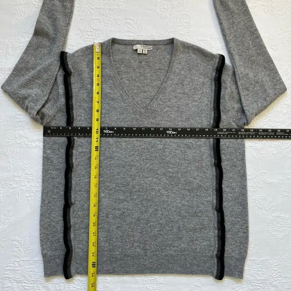 Label   Thread Gray 100% Cashmere V-Neck Sweater Size S