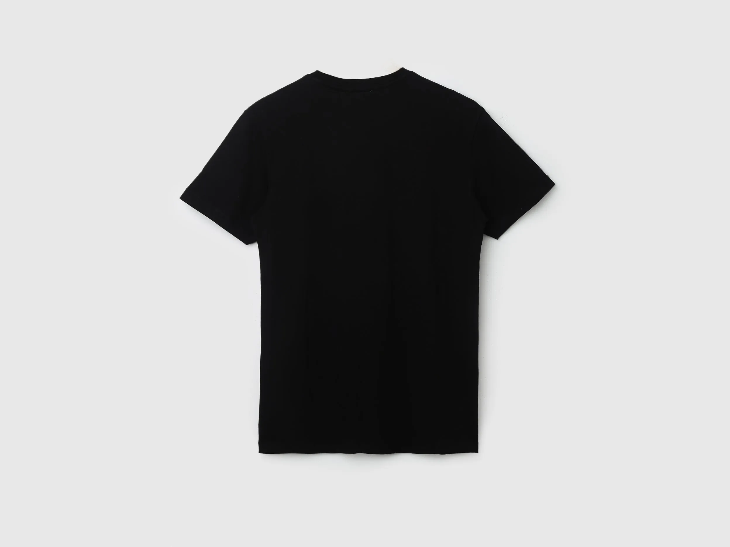 Men Solid Round Neck T-shirt