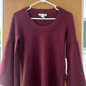 NWT Design History Cashmere Burgundy bell style sleeves Sweater Size Medium