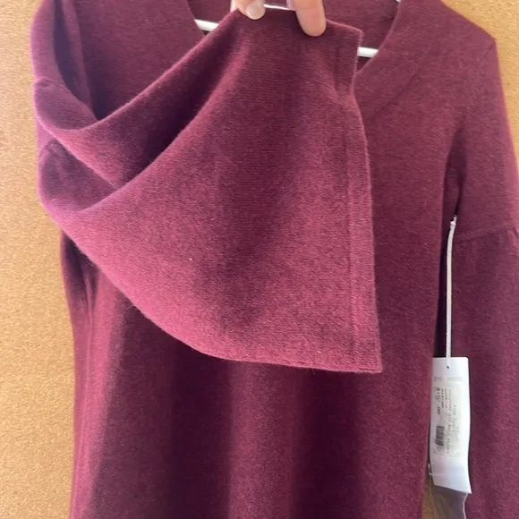 NWT Design History Cashmere Burgundy bell style sleeves Sweater Size Medium