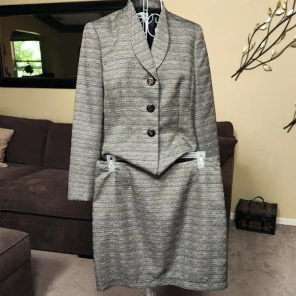 NWT Le Suit sz 12 two piece black blend suit blazer and skirt