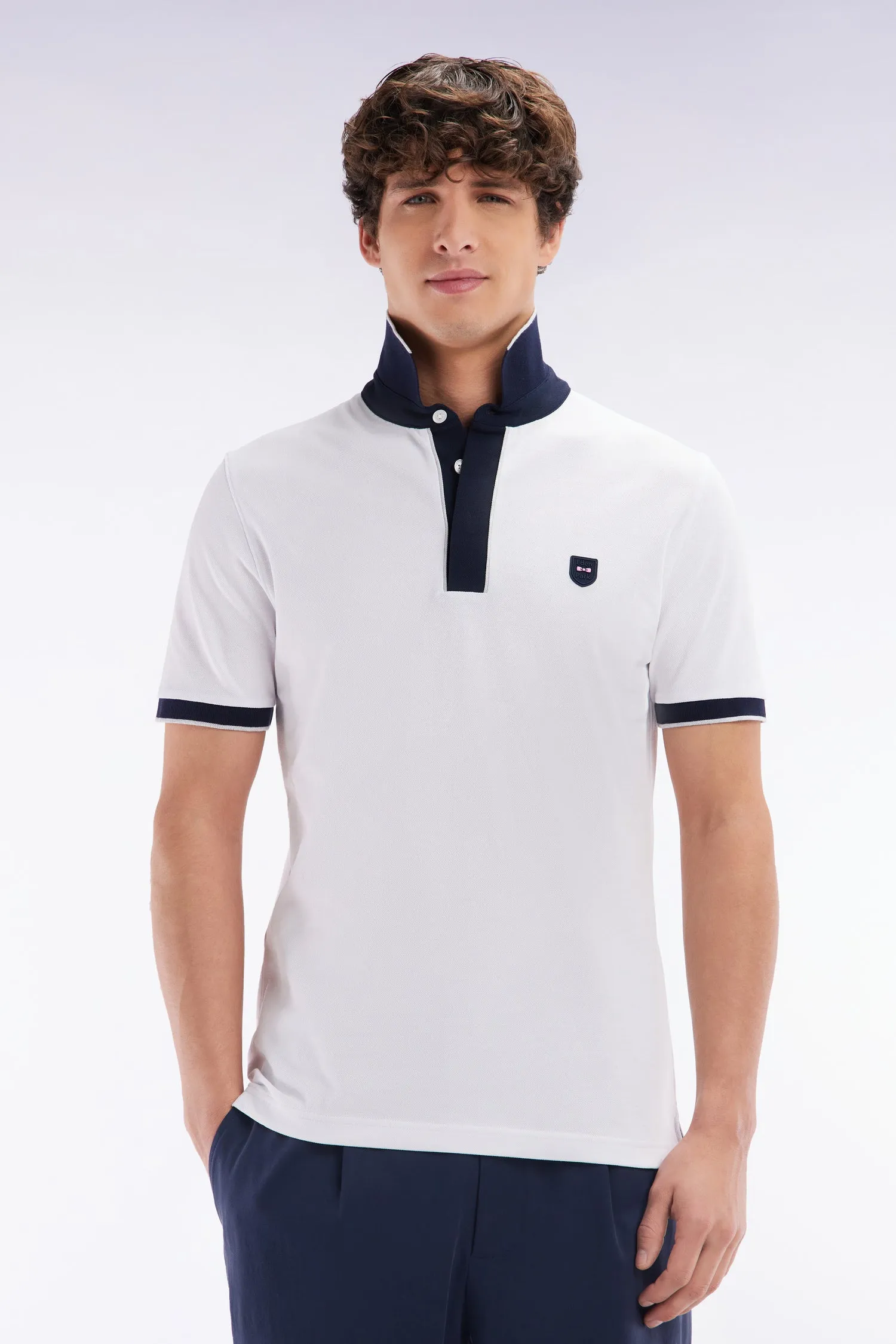 Polo uni à manches courtes en coton stretch blanc passepoil contrasté coupe ajustée