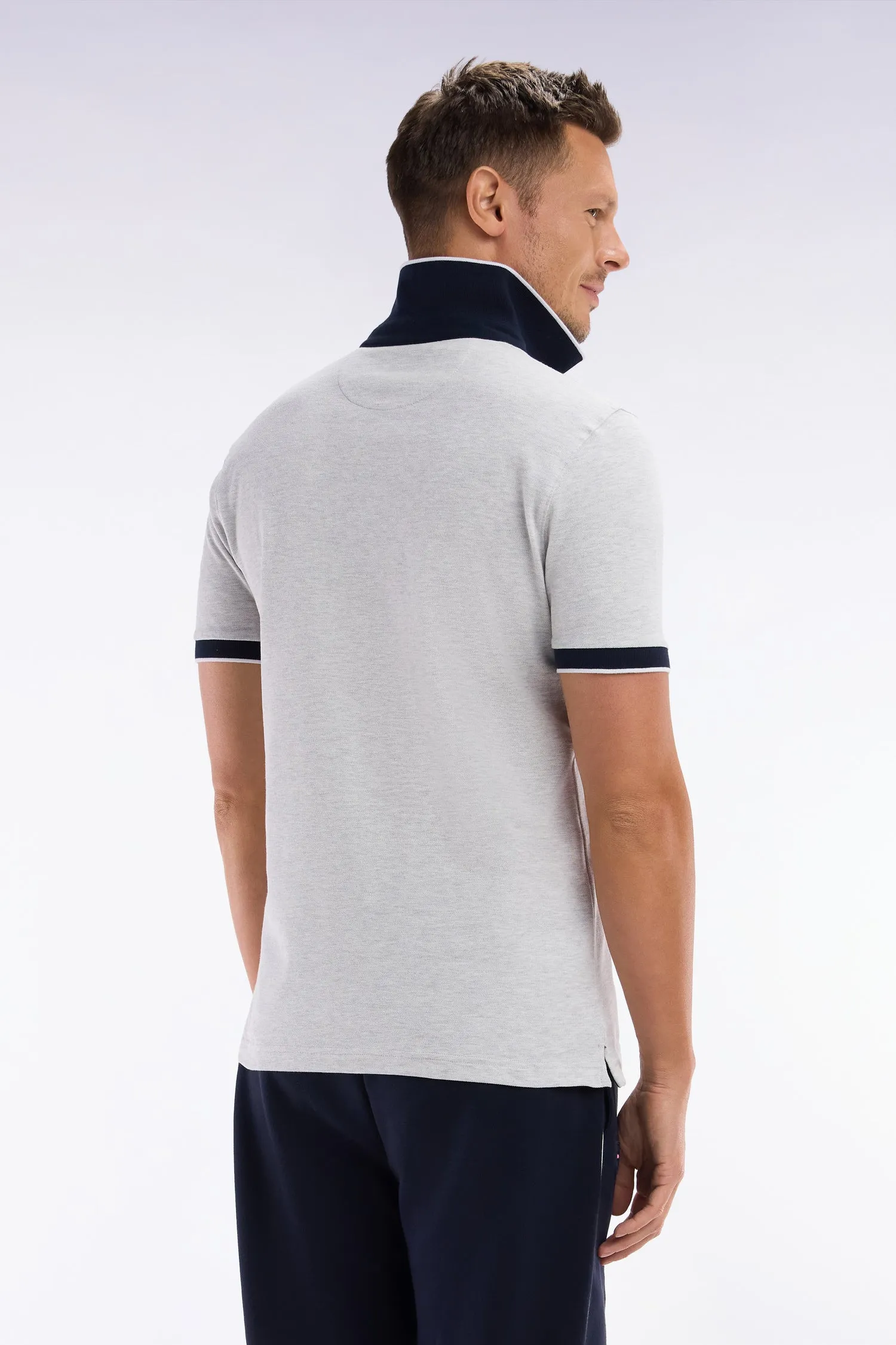 Polo uni à manches courtes en coton stretch gris passepoil contrasté coupe ajustée