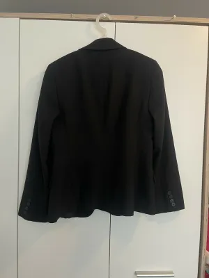 Schwarzer Blazer
